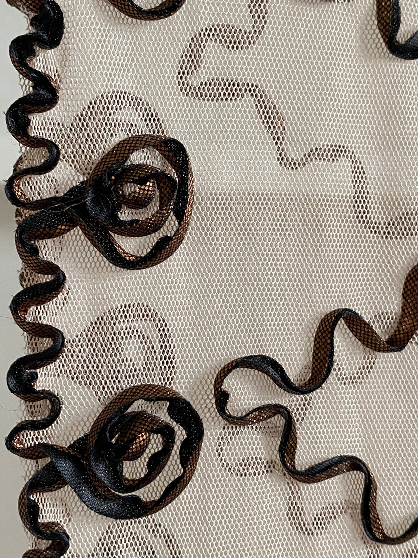 Verziertes halbtransparentes Tuch in beige braun bronze