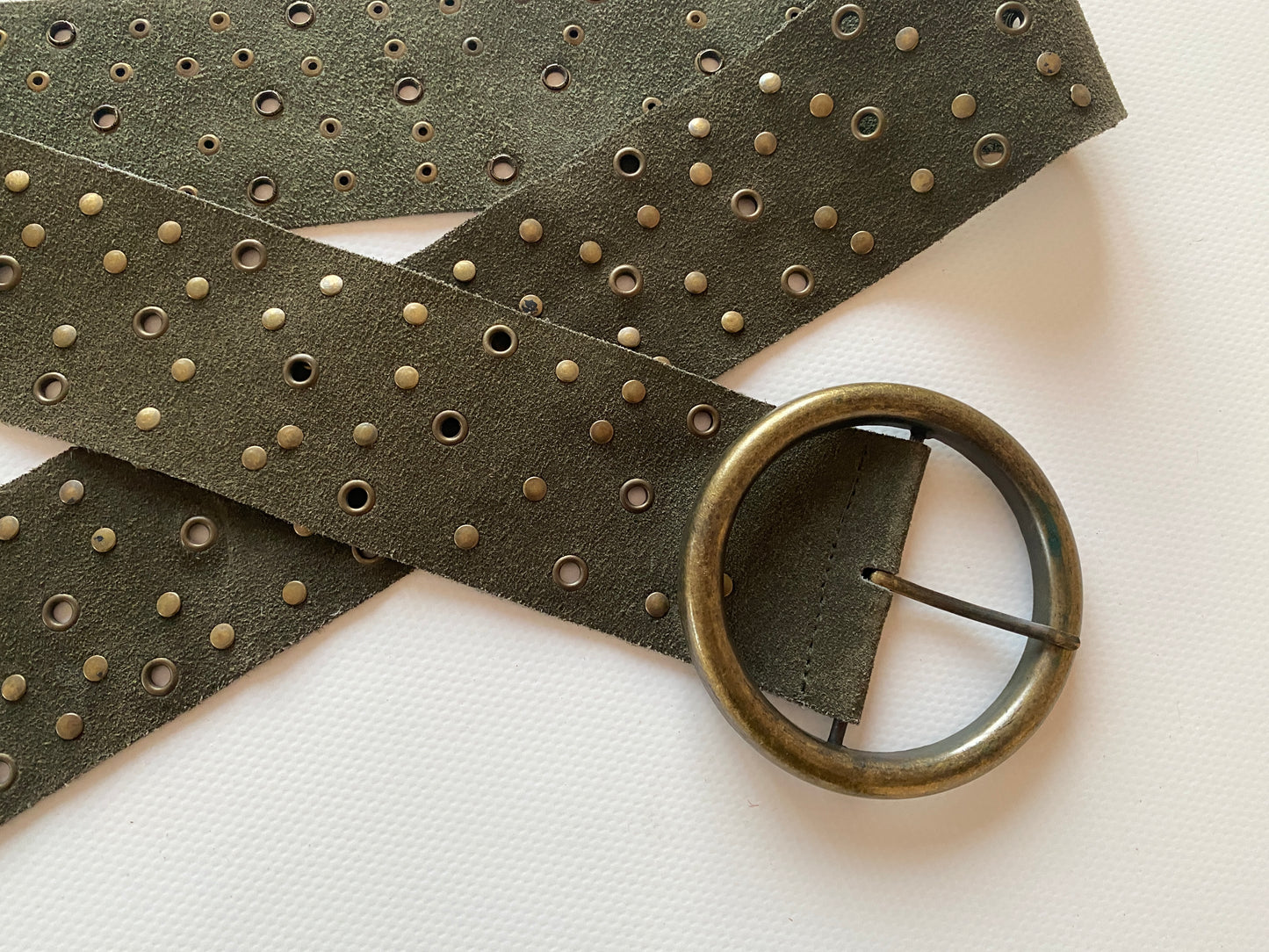 Breiter Wildleder-Optik Gürtel in khaki mit Verzierung, low waist, Onesize