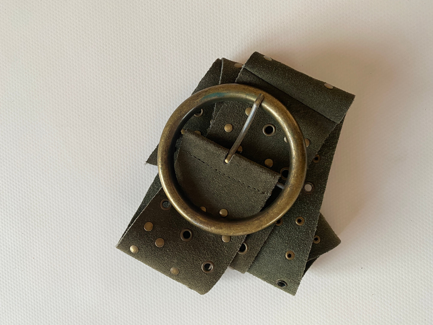 Breiter Wildleder-Optik Gürtel in khaki mit Verzierung, low waist, Onesize