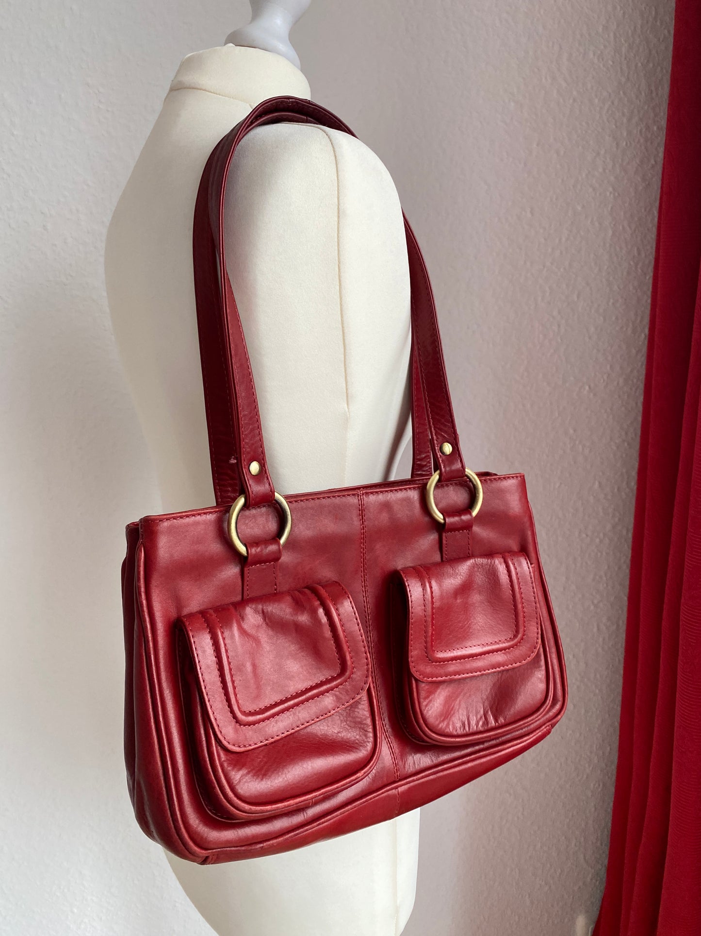 Echtleder Handtasche Lloyd Baker in dunkelrot mit goldenen Ringen, hochwertig