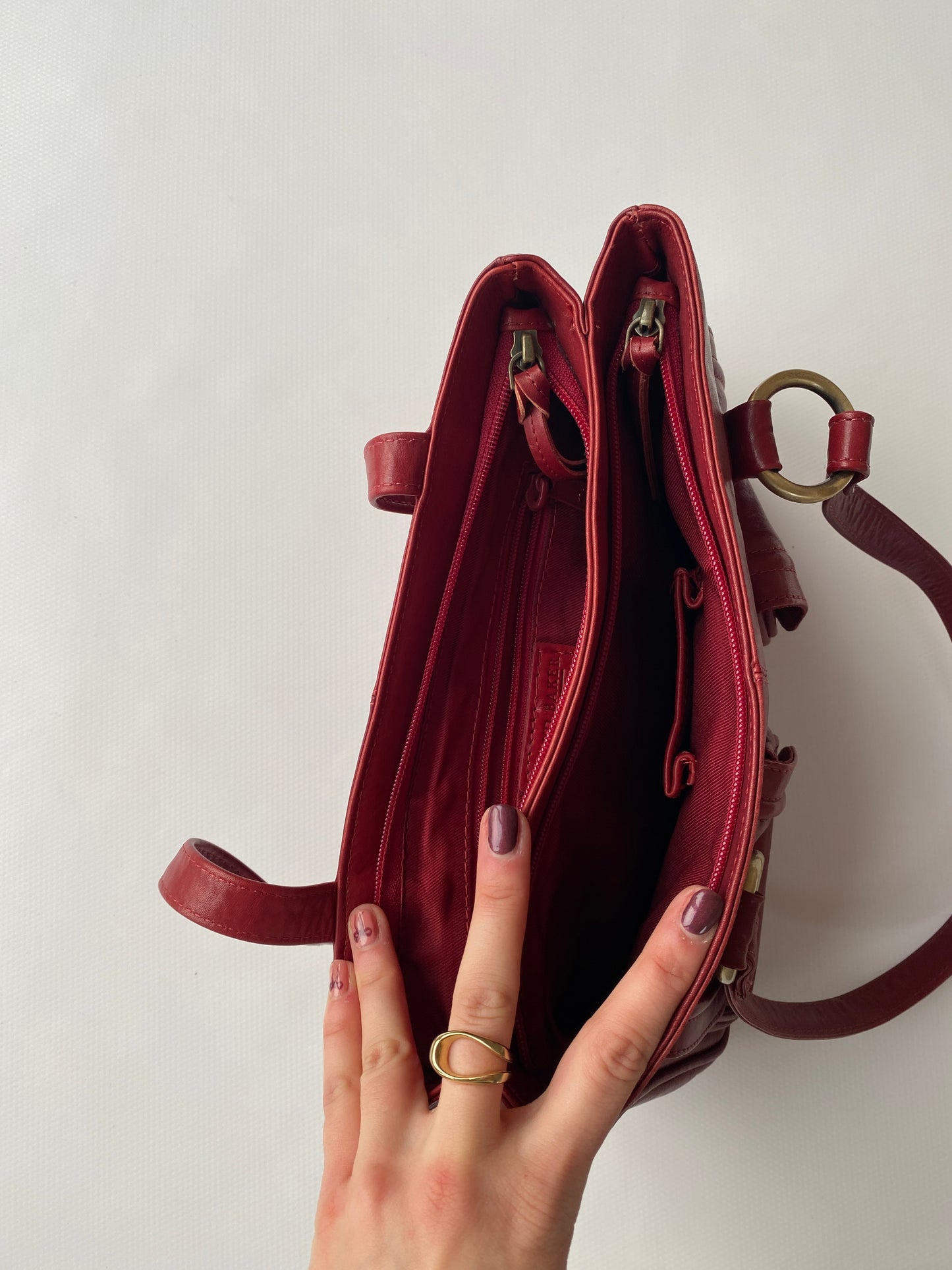 Echtleder Handtasche Lloyd Baker in dunkelrot mit goldenen Ringen, hochwertig