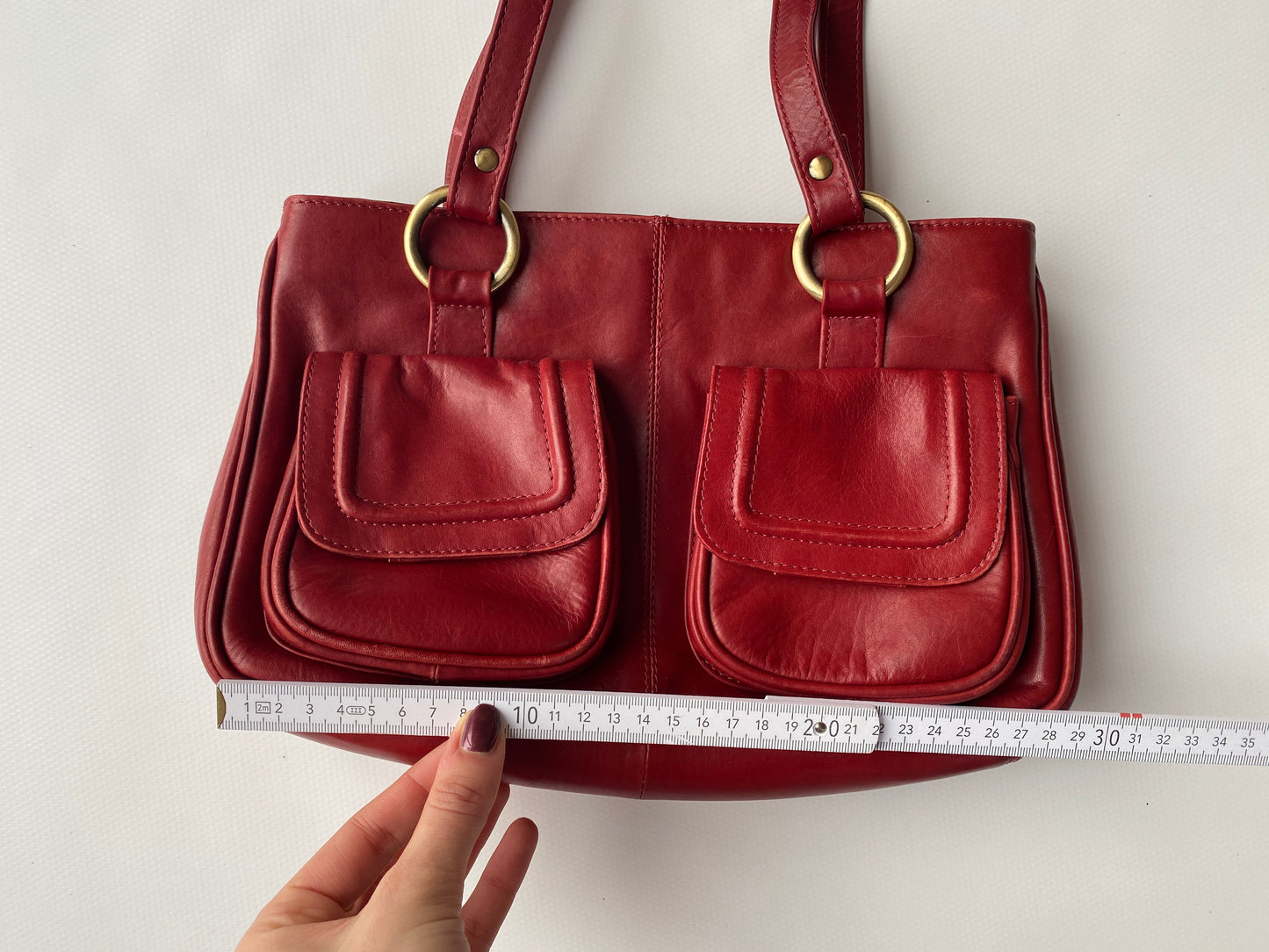 Echtleder Handtasche Lloyd Baker in dunkelrot mit goldenen Ringen, hochwertig