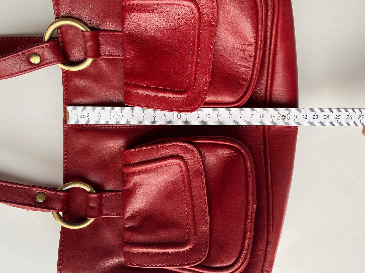 Echtleder Handtasche Lloyd Baker in dunkelrot mit goldenen Ringen, hochwertig