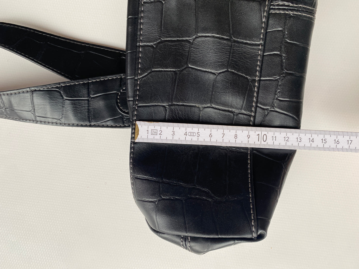 Schwarze Kunstleder Baguette Bag mit Muster Prägung mit Silberringen