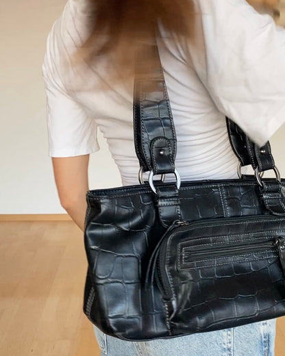 Schwarze Kunstleder Baguette Bag mit Muster Prägung mit Silberringen