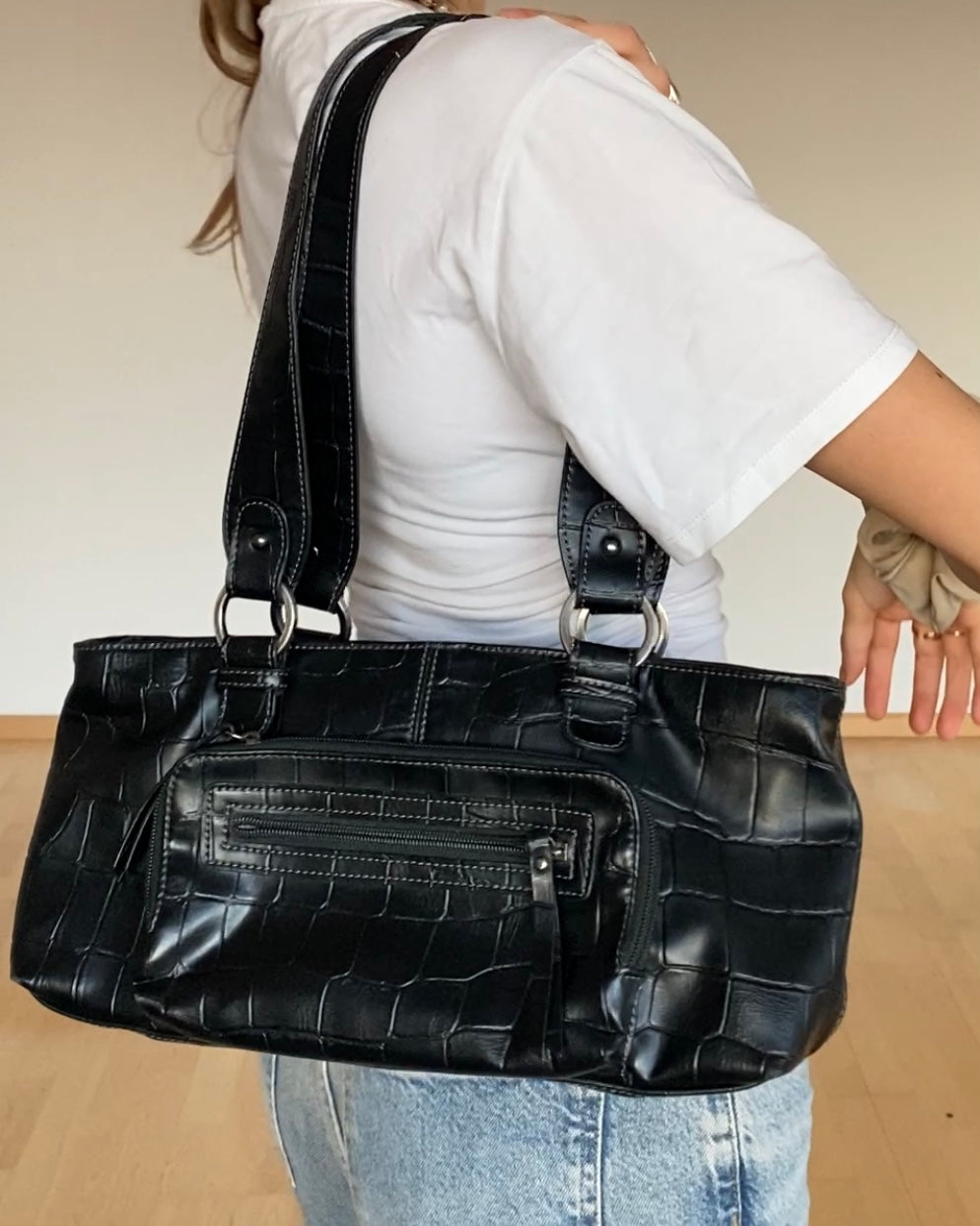 Schwarze Kunstleder Baguette Bag mit Muster Prägung mit Silberringen