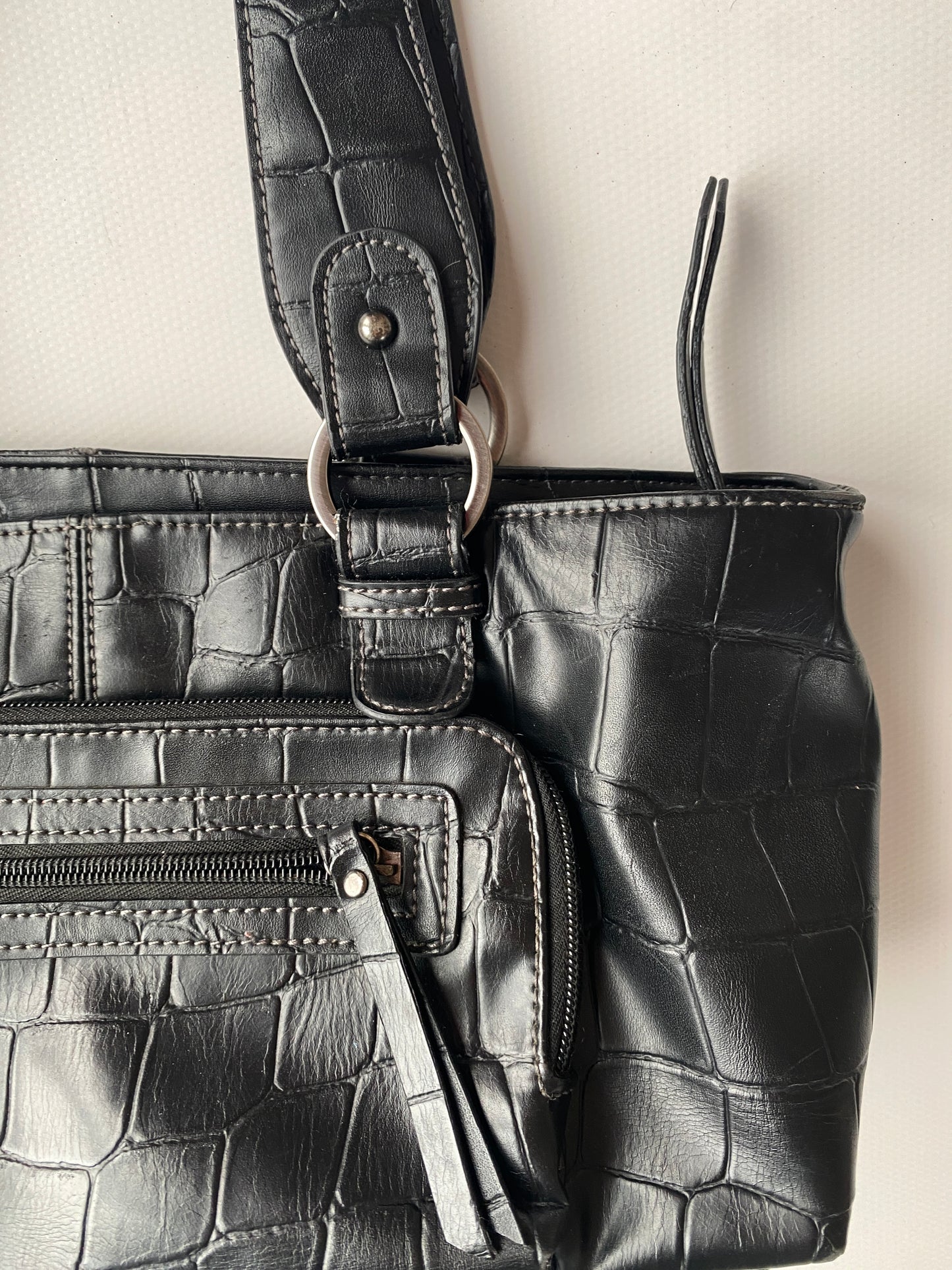 Schwarze Kunstleder Baguette Bag mit Muster Prägung mit Silberringen