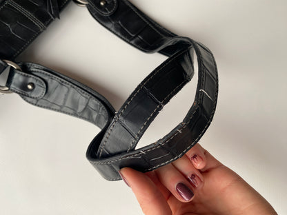 Schwarze Kunstleder Baguette Bag mit Muster Prägung mit Silberringen