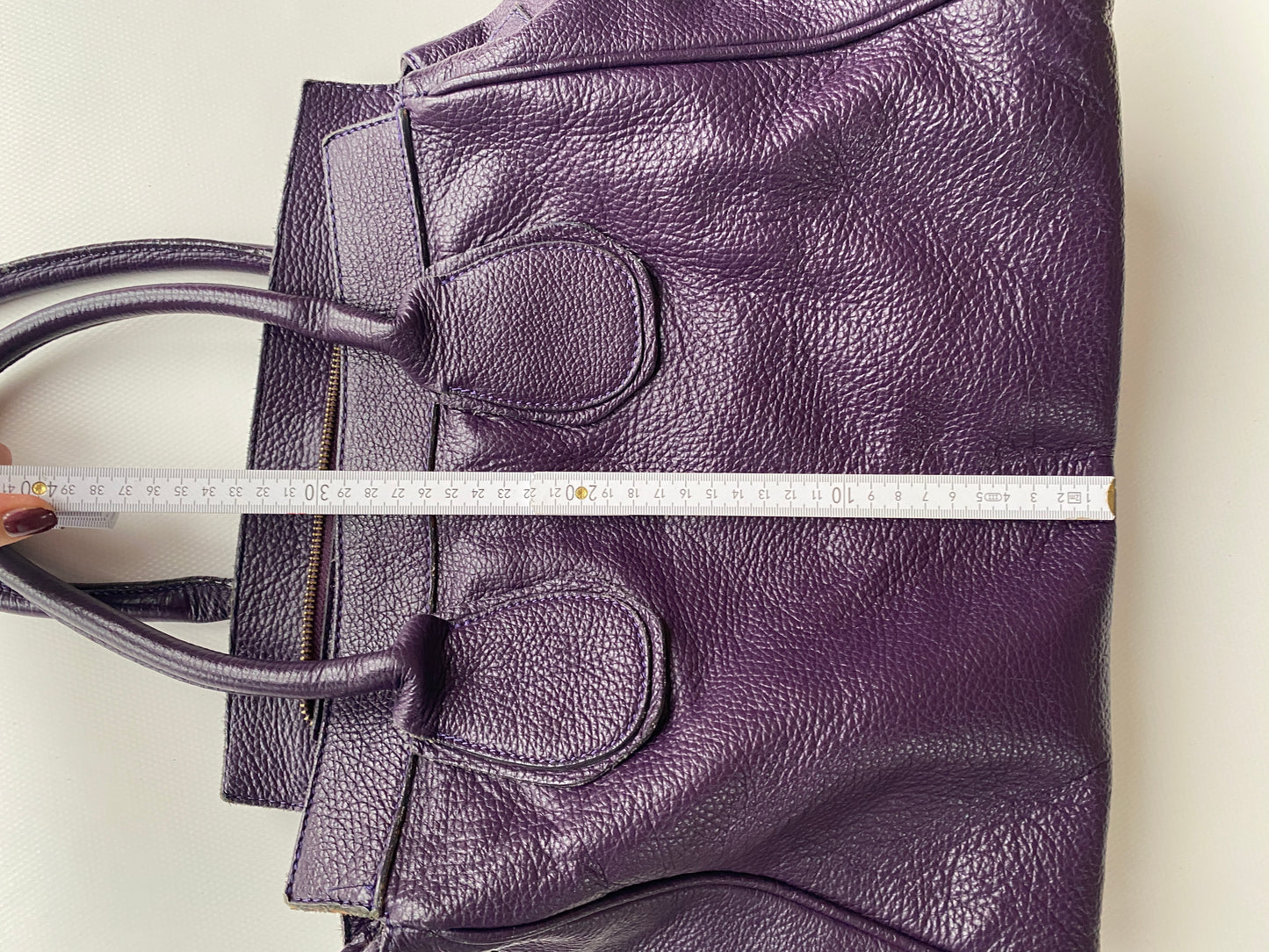 Echtledertasche in lila mit leichter Struktur und mittelgroßer Form