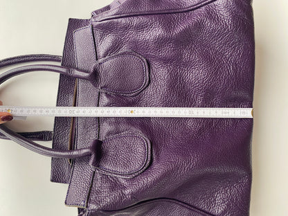 Echtledertasche in lila mit leichter Struktur und mittelgroßer Form