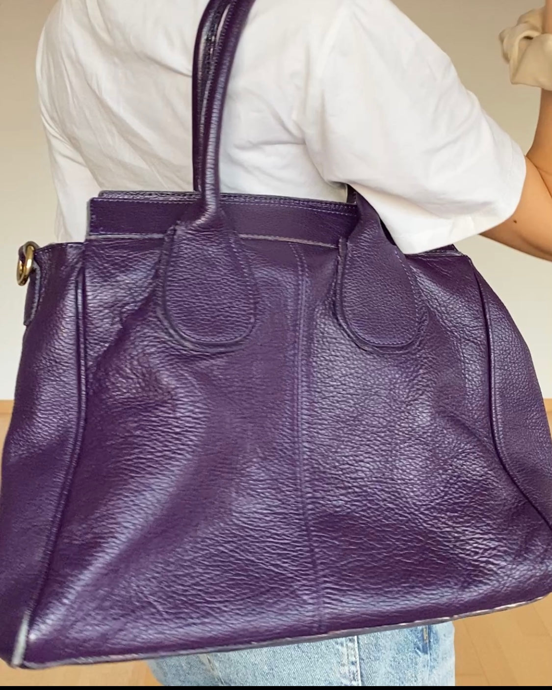 Echtledertasche in lila mit leichter Struktur und mittelgroßer Form