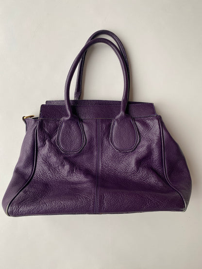 Echtledertasche in lila mit leichter Struktur und mittelgroßer Form