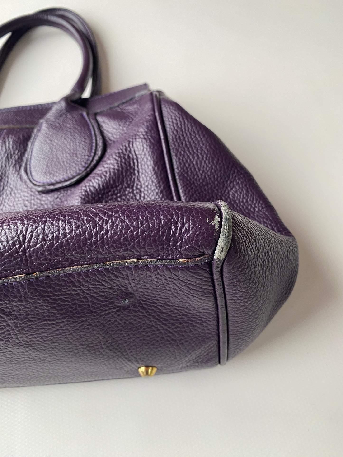 Echtledertasche in lila mit leichter Struktur und mittelgroßer Form