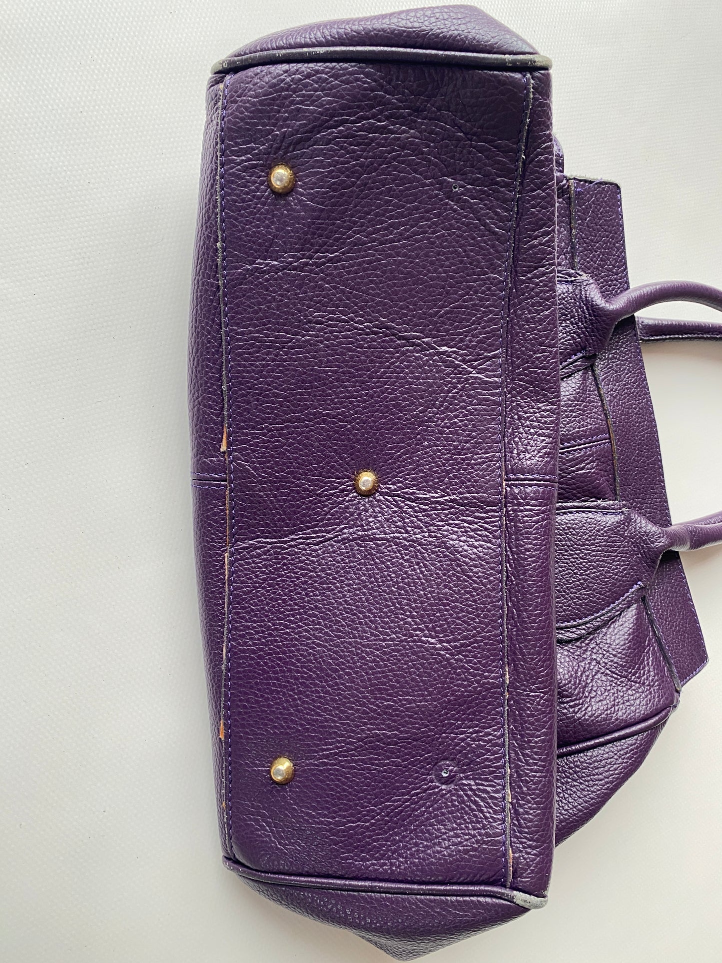 Echtledertasche in lila mit leichter Struktur und mittelgroßer Form