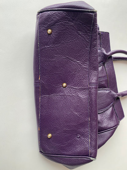 Echtledertasche in lila mit leichter Struktur und mittelgroßer Form