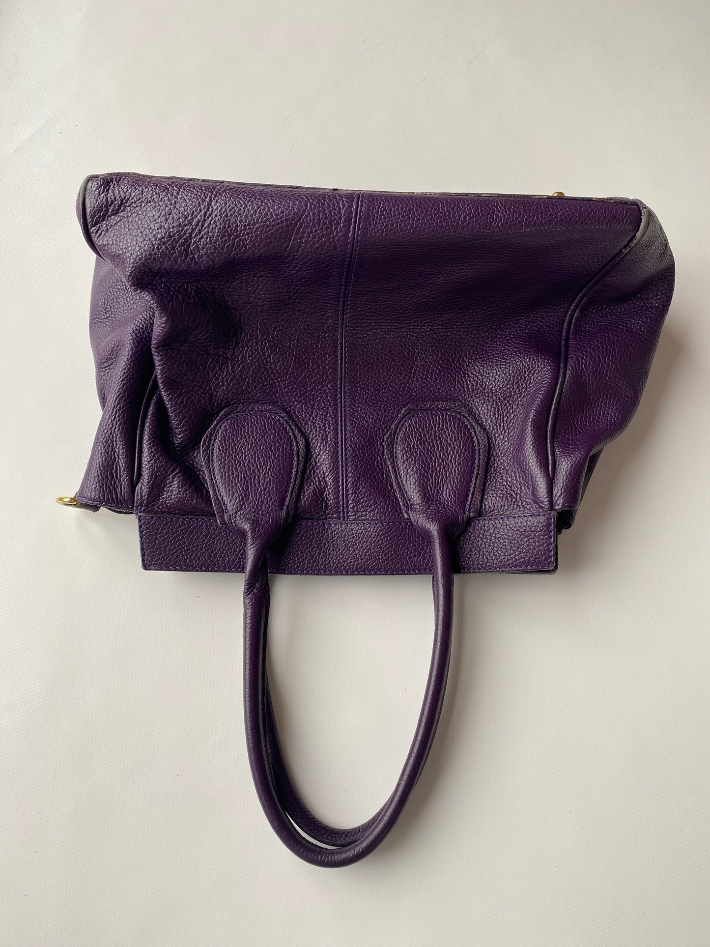 Echtledertasche in lila mit leichter Struktur und mittelgroßer Form