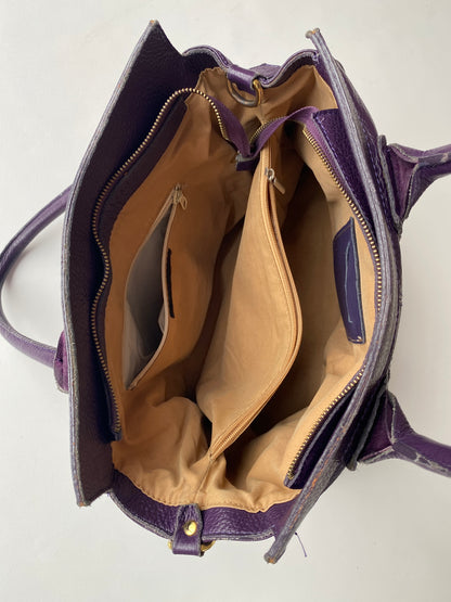 Echtledertasche in lila mit leichter Struktur und mittelgroßer Form