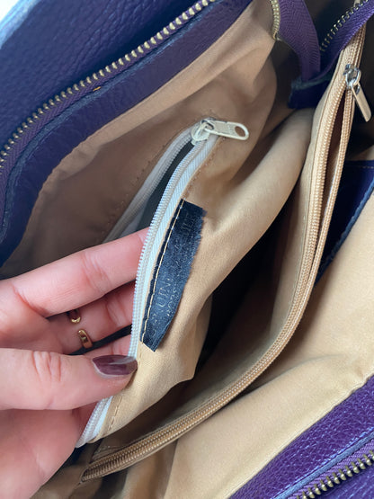 Echtledertasche in lila mit leichter Struktur und mittelgroßer Form