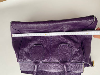 Echtledertasche in lila mit leichter Struktur und mittelgroßer Form