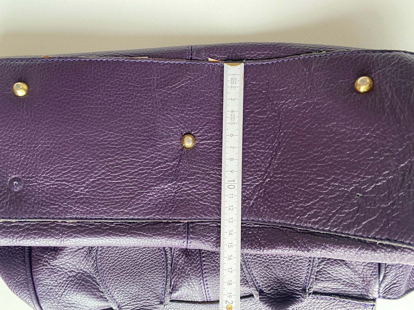 Echtledertasche in lila mit leichter Struktur und mittelgroßer Form