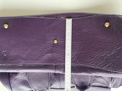 Echtledertasche in lila mit leichter Struktur und mittelgroßer Form