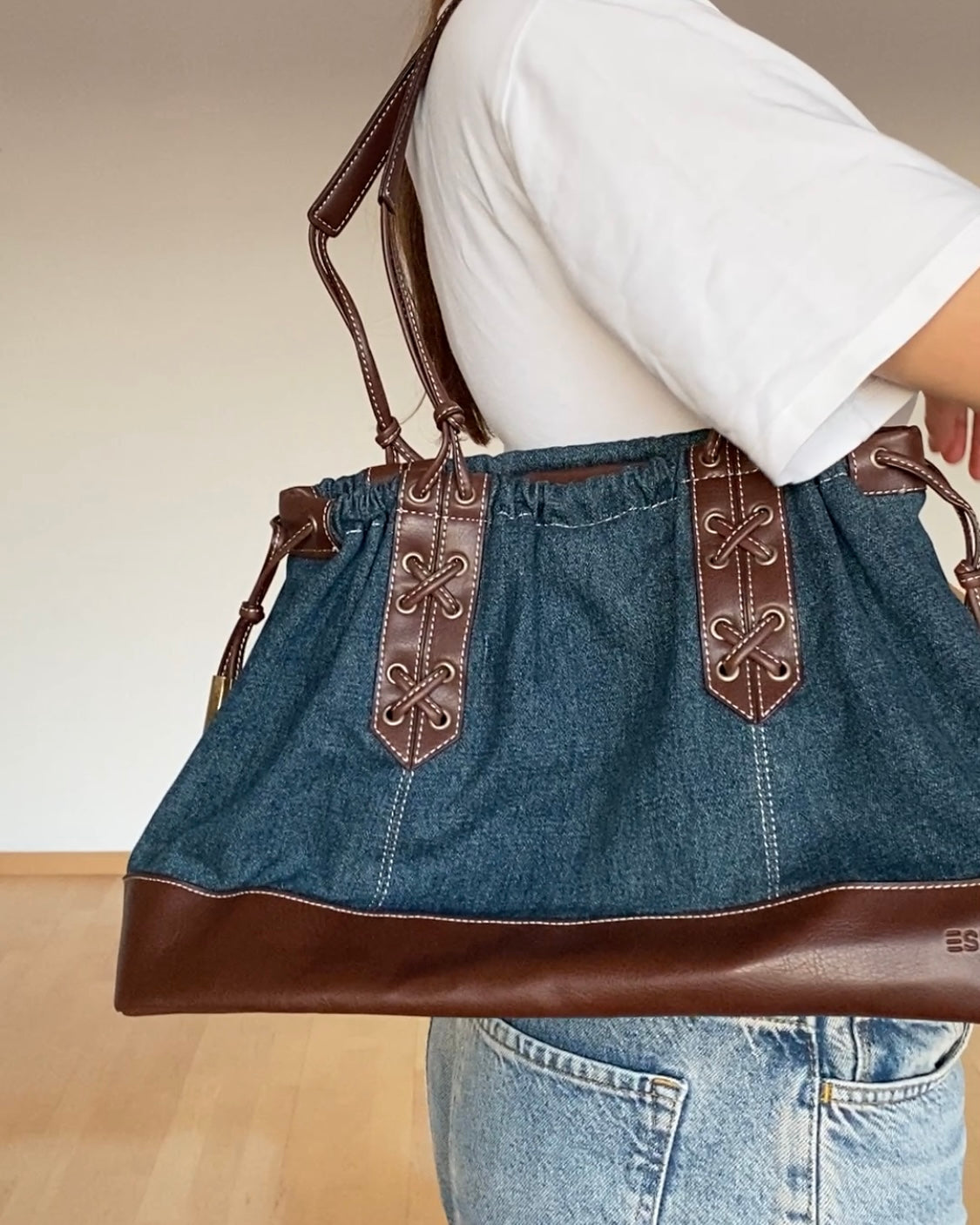 Materialmix Handtasche von Esprit in braun denim blau