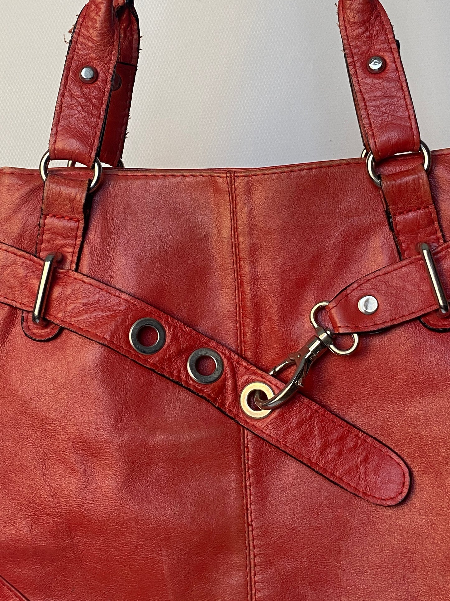 Rote Leder Handtasche mit Silber Schnallen baggy Hobo Stil