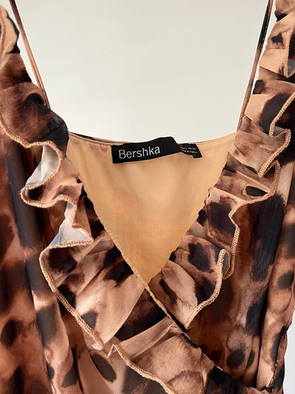 Leo-Muster Minikleid von Bershka braun beige mit Volants, S