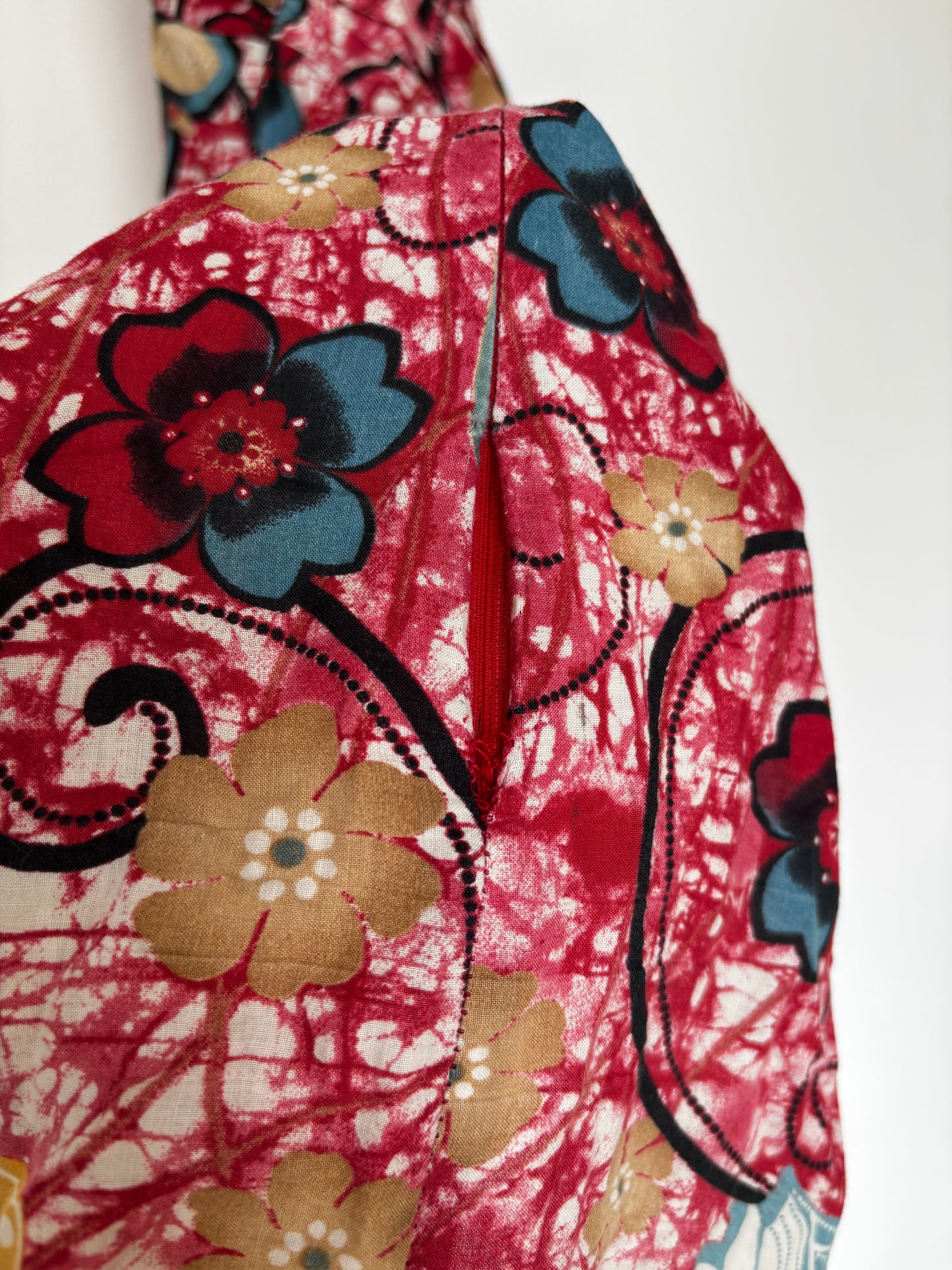 Süßes Minikleid mit Neckholder in rot bunt gemustert, M