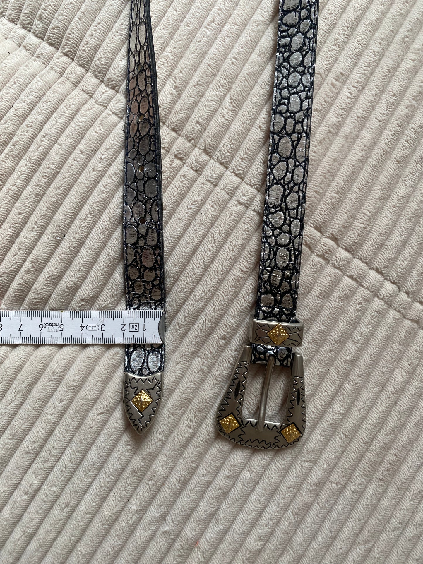 Schlangenoptik Gürtel in silber-schwarz, schmal, verziert, TW 75