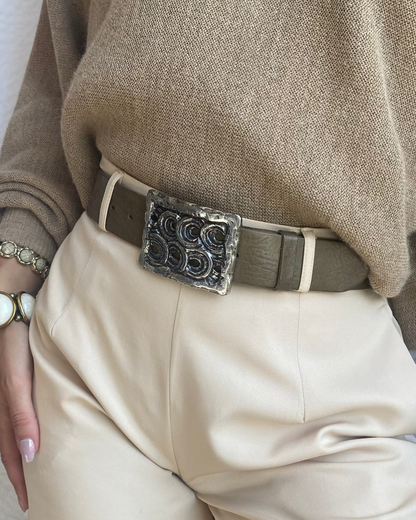 Ledergürtel taupe mit verzierter Silber-Metall-Schnalle, TW 95