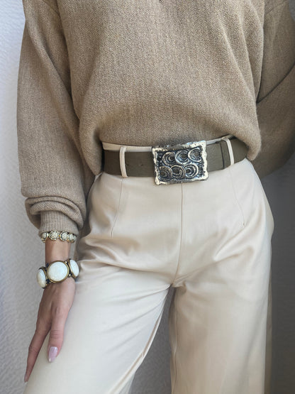 Ledergürtel taupe mit verzierter Silber-Metall-Schnalle, TW 95