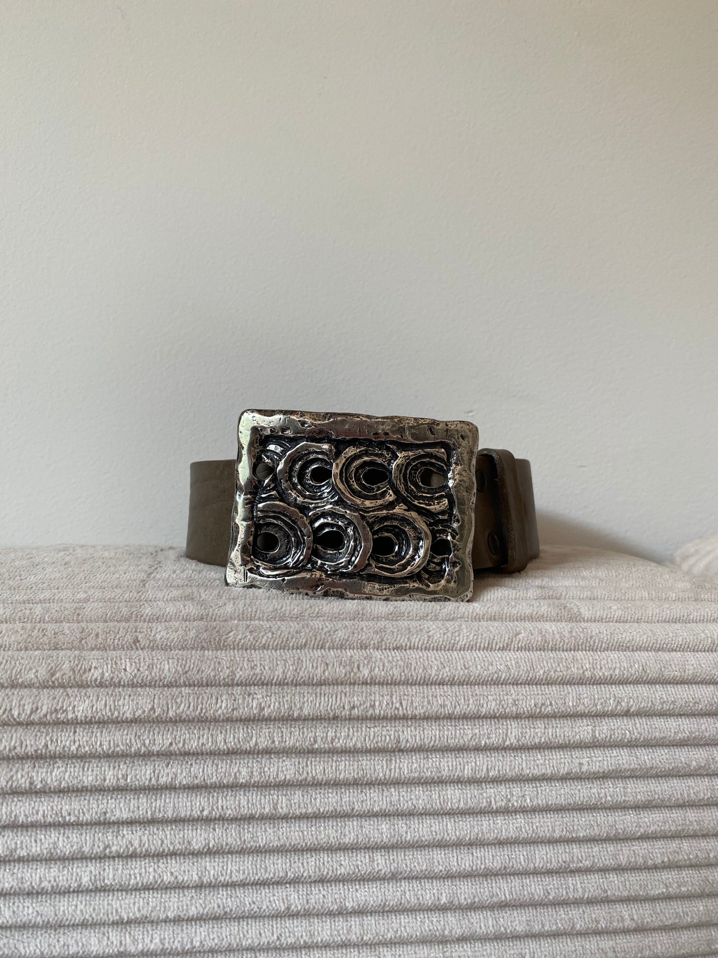 Ledergürtel taupe mit verzierter Silber-Metall-Schnalle, TW 95