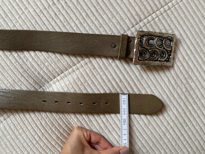 Ledergürtel taupe mit verzierter Silber-Metall-Schnalle, TW 95