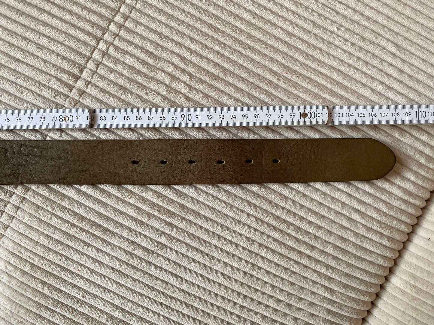 Ledergürtel taupe mit verzierter Silber-Metall-Schnalle, TW 95