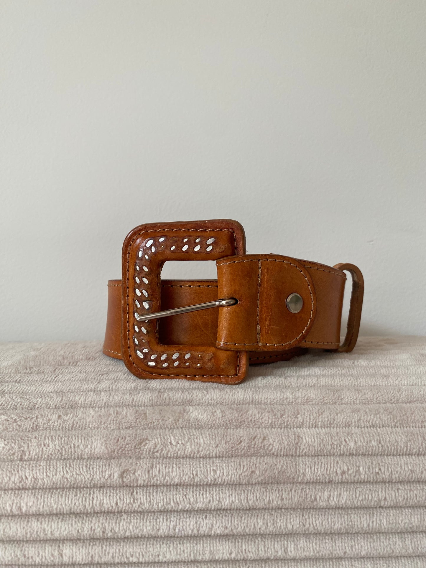 Vintage Ledergürtel cognac-braun mit Verzierung, TW 70 - 75