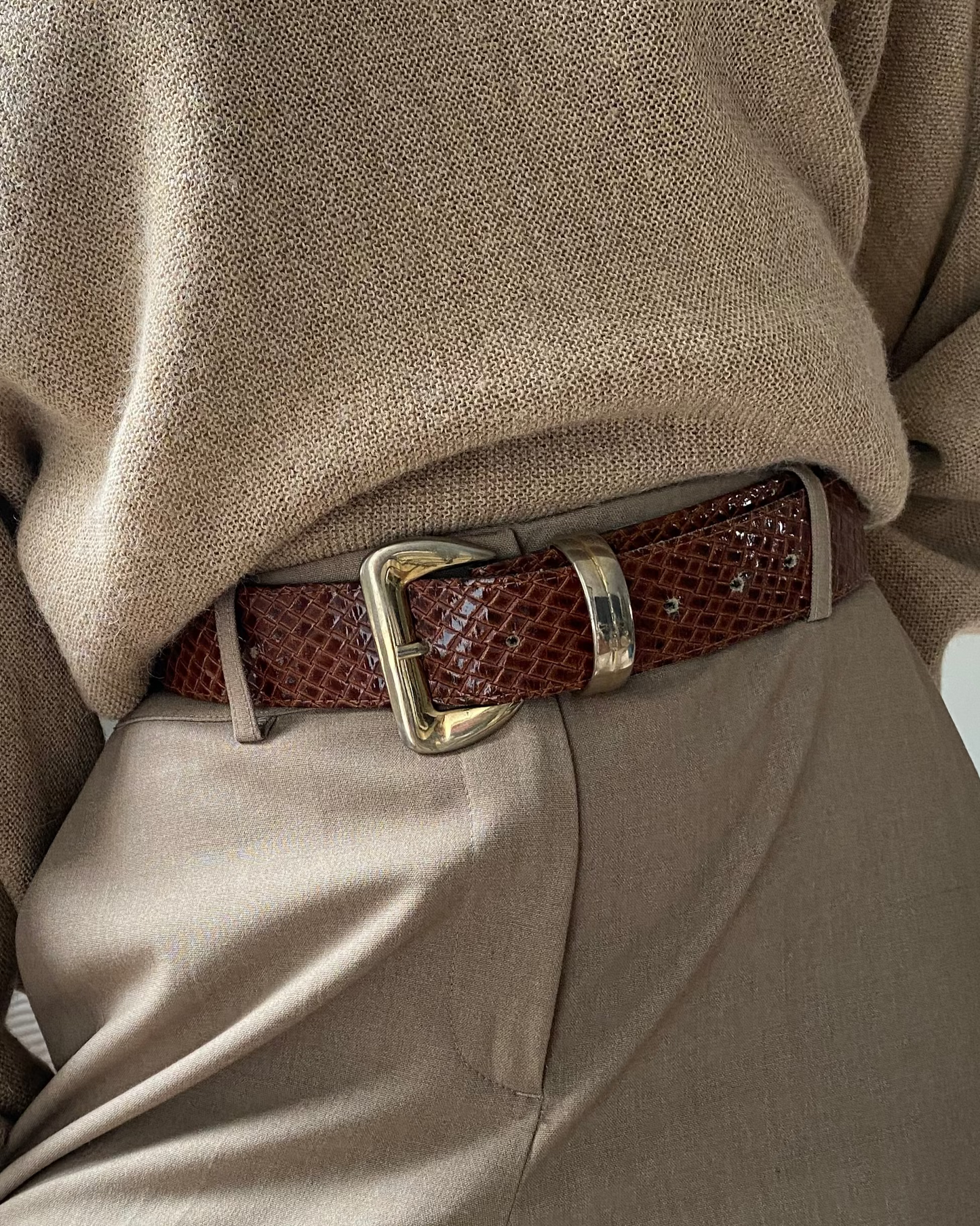 Schlangenoptik Ledergürtel in Kastanienbraun mit Goldschnalle, TW 80