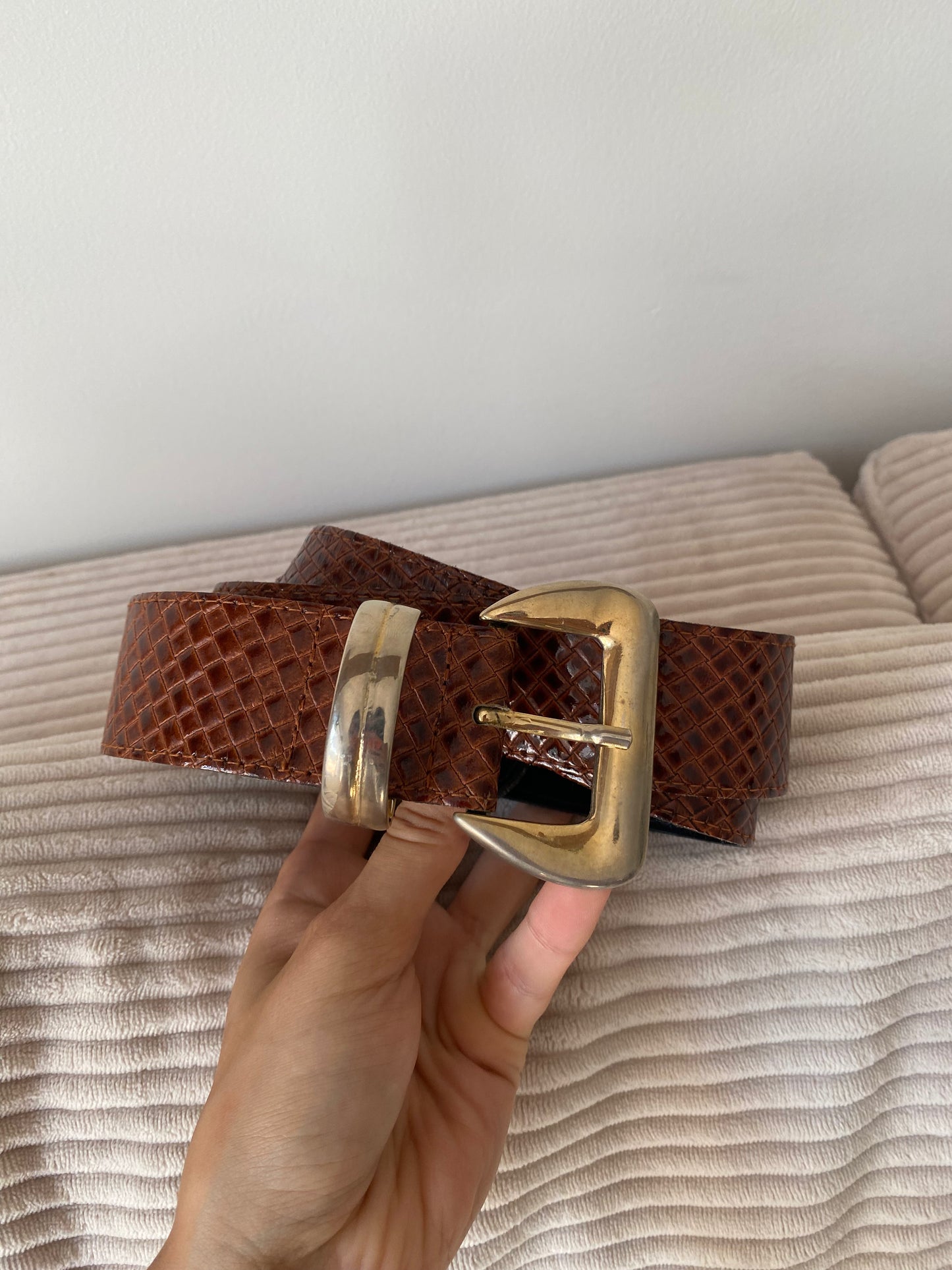 Schlangenoptik Ledergürtel in Kastanienbraun mit Goldschnalle, TW 80