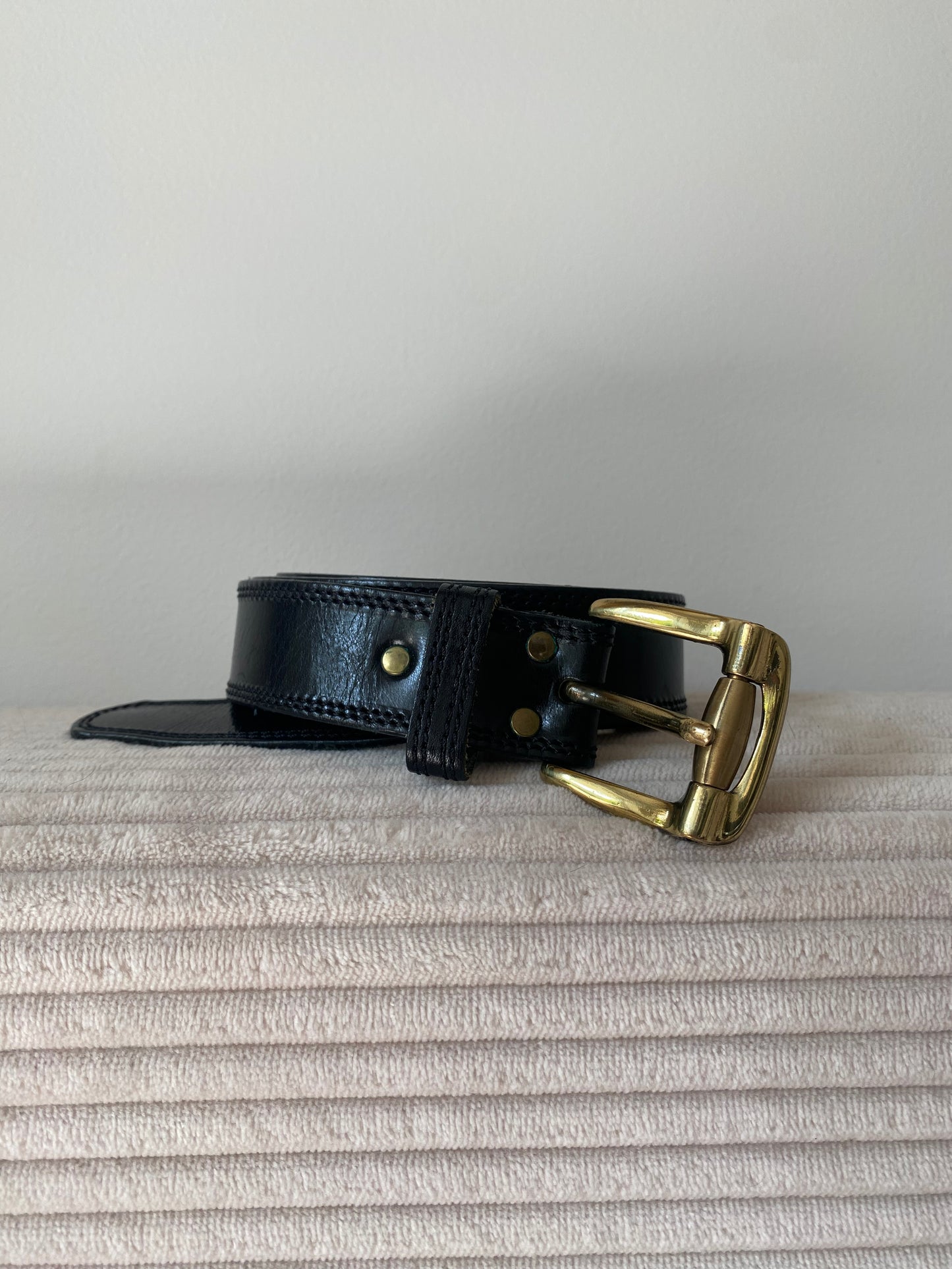 Rindleder Gürtel in schwarz mit Gold-Schnalle, TW 90