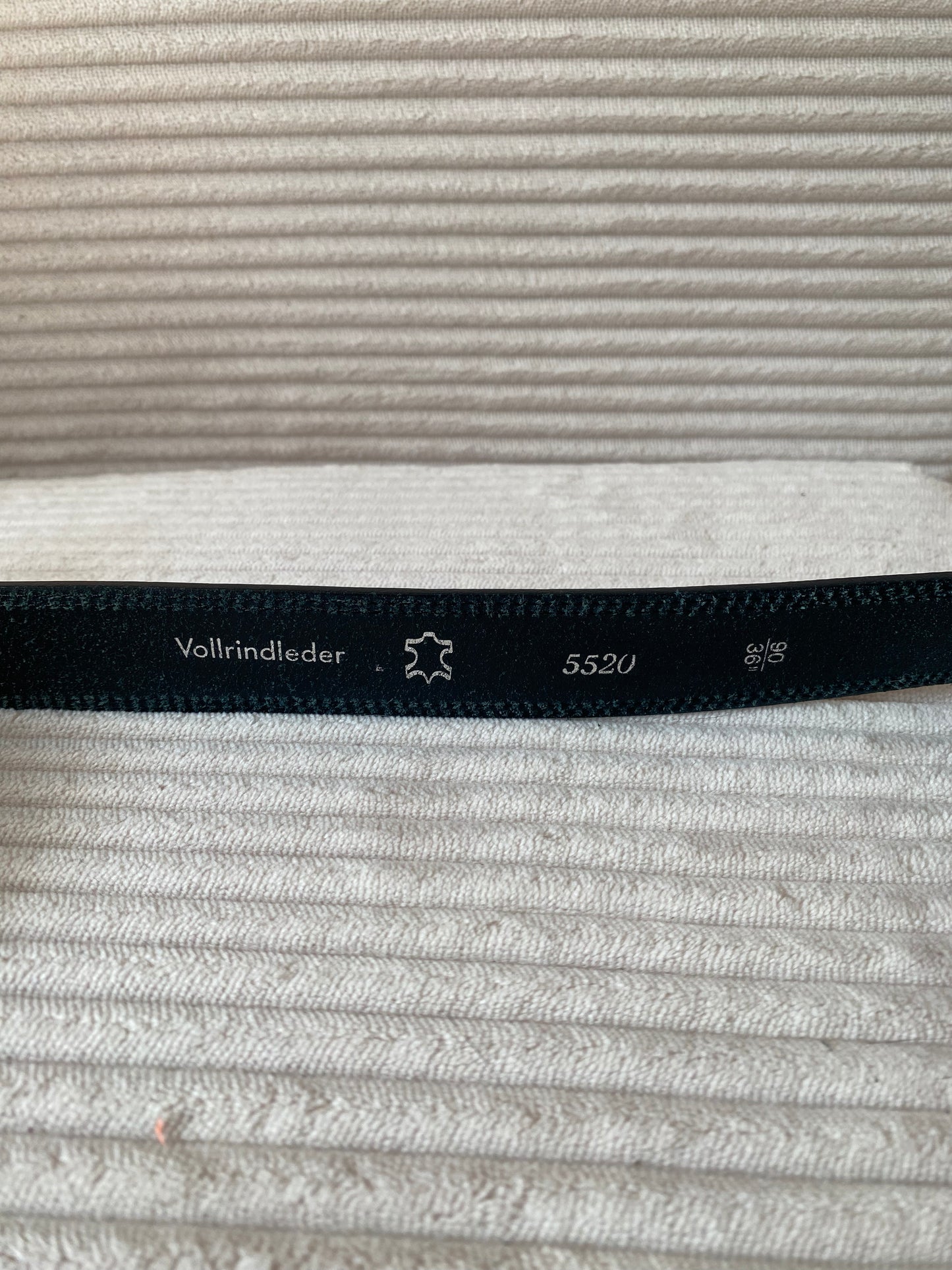 Rindleder Gürtel in schwarz mit Gold-Schnalle, TW 90