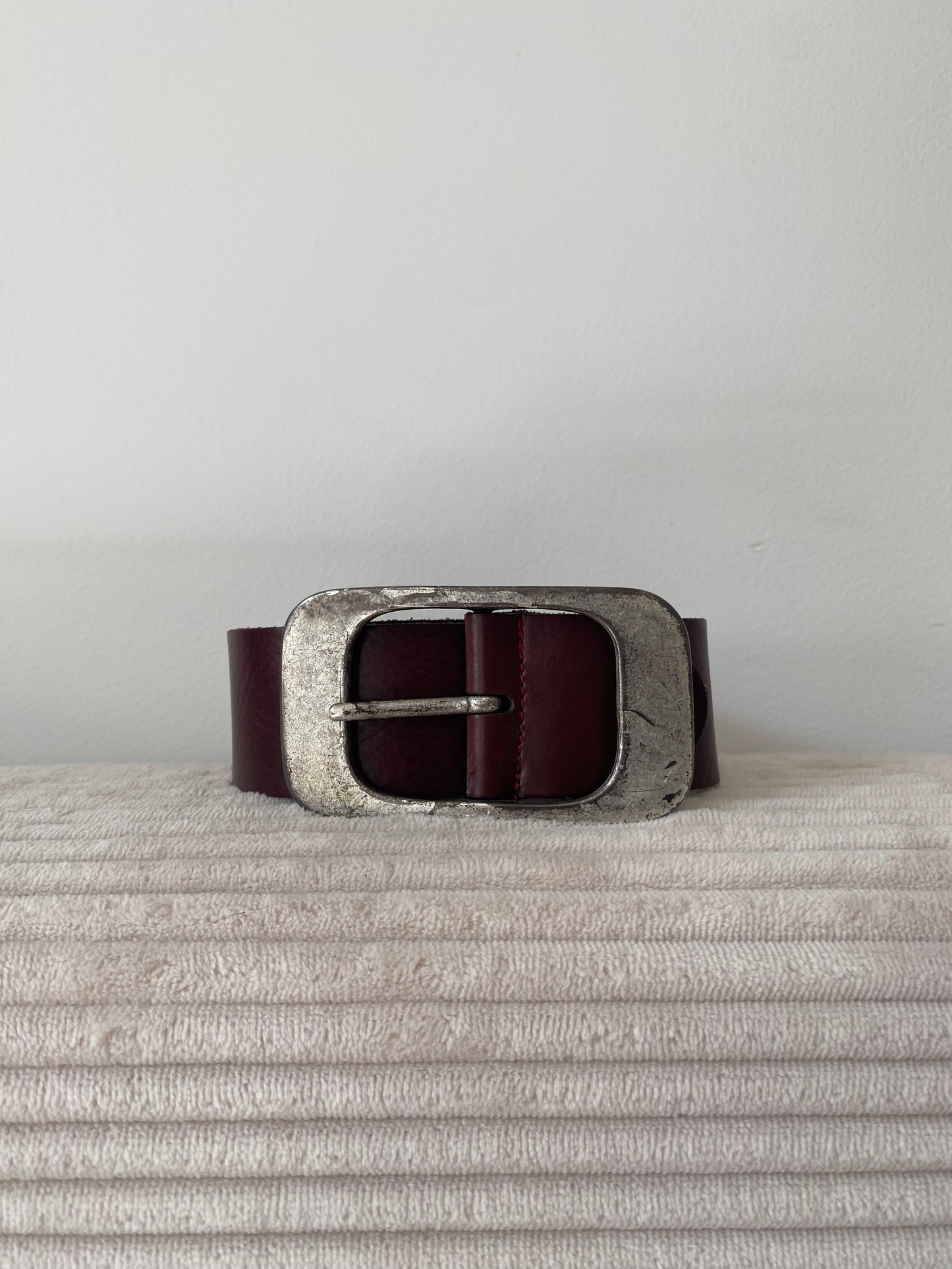 Bordeaux Echtledergürtel mit breiter Silber-Metall-Schnalle, TW 85