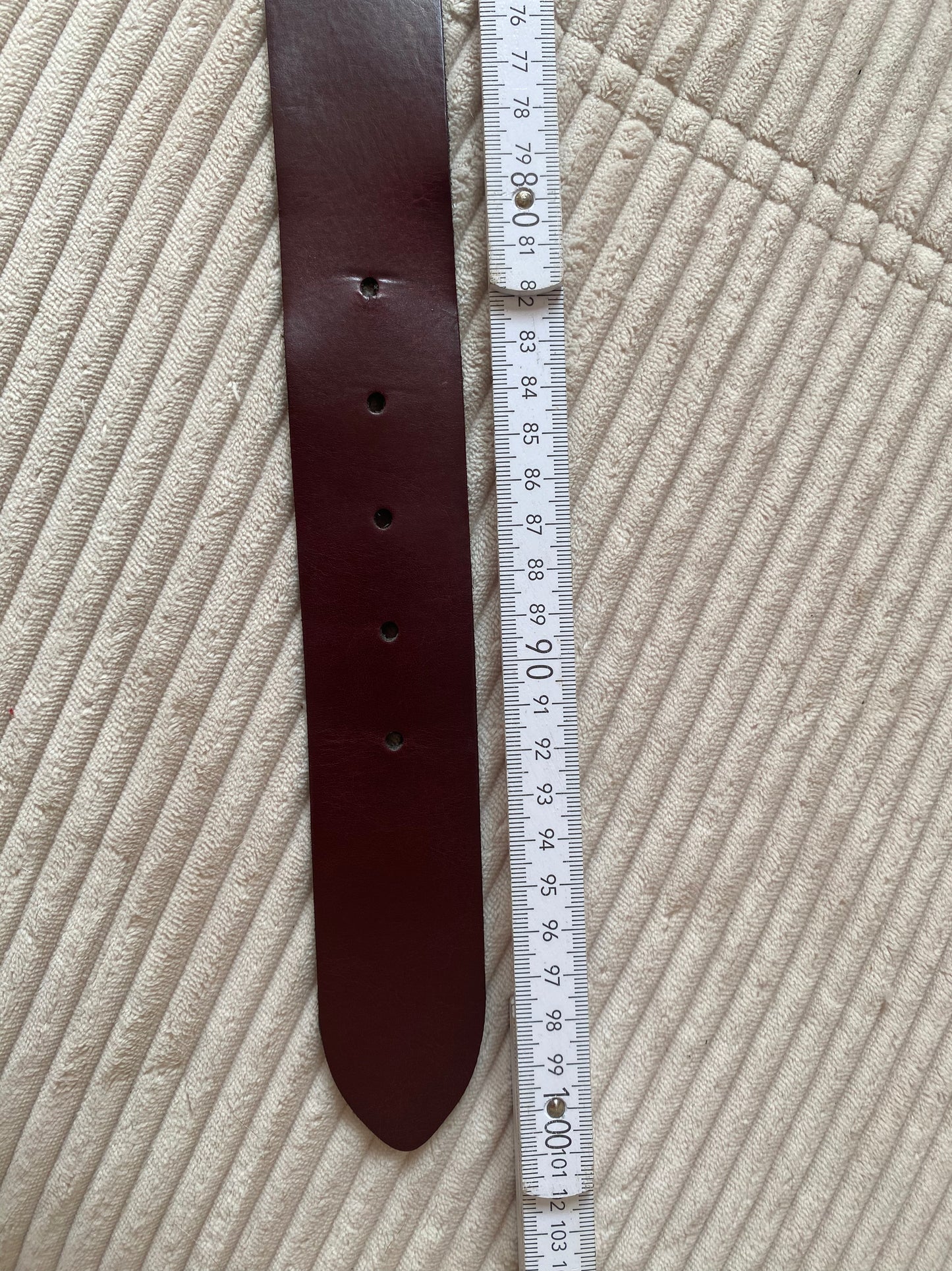 Bordeaux Echtledergürtel mit breiter Silber-Metall-Schnalle, TW 85