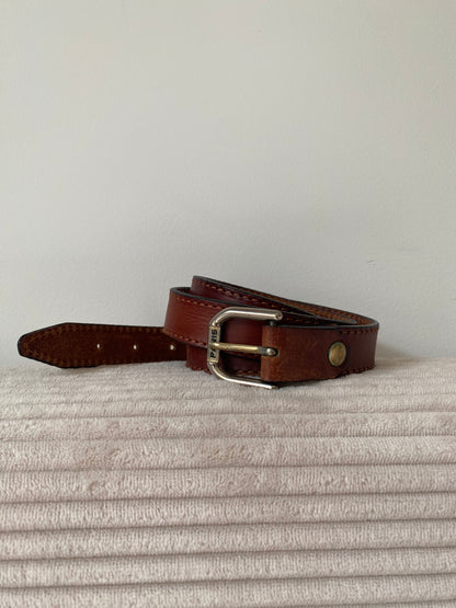 Schmaler weinroter Echtledergürtel mit Silber-Schnalle, Einheitsgröße