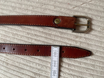 Schmaler weinroter Echtledergürtel mit Silber-Schnalle, Einheitsgröße