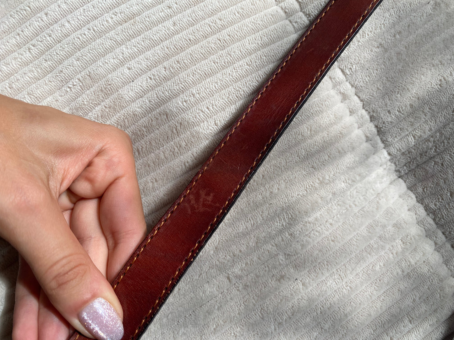 Schmaler weinroter Echtledergürtel mit Silber-Schnalle, Einheitsgröße