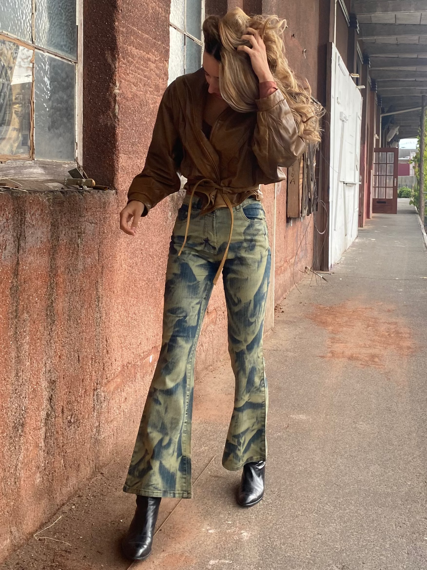 y2k Batik Acid-Wash-Jeanshose, flared, denim gelb, S