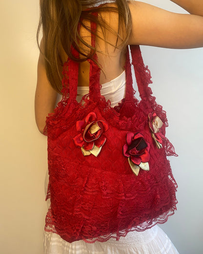 Handtasche aus rotem Stoff mit Spitze und Rosen-Verzierung