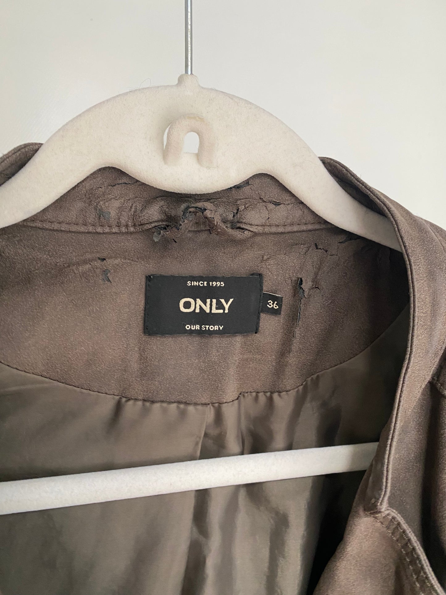 Pre-loved ONLY Biker Kunstlederjacke in grau-braun, XS, S