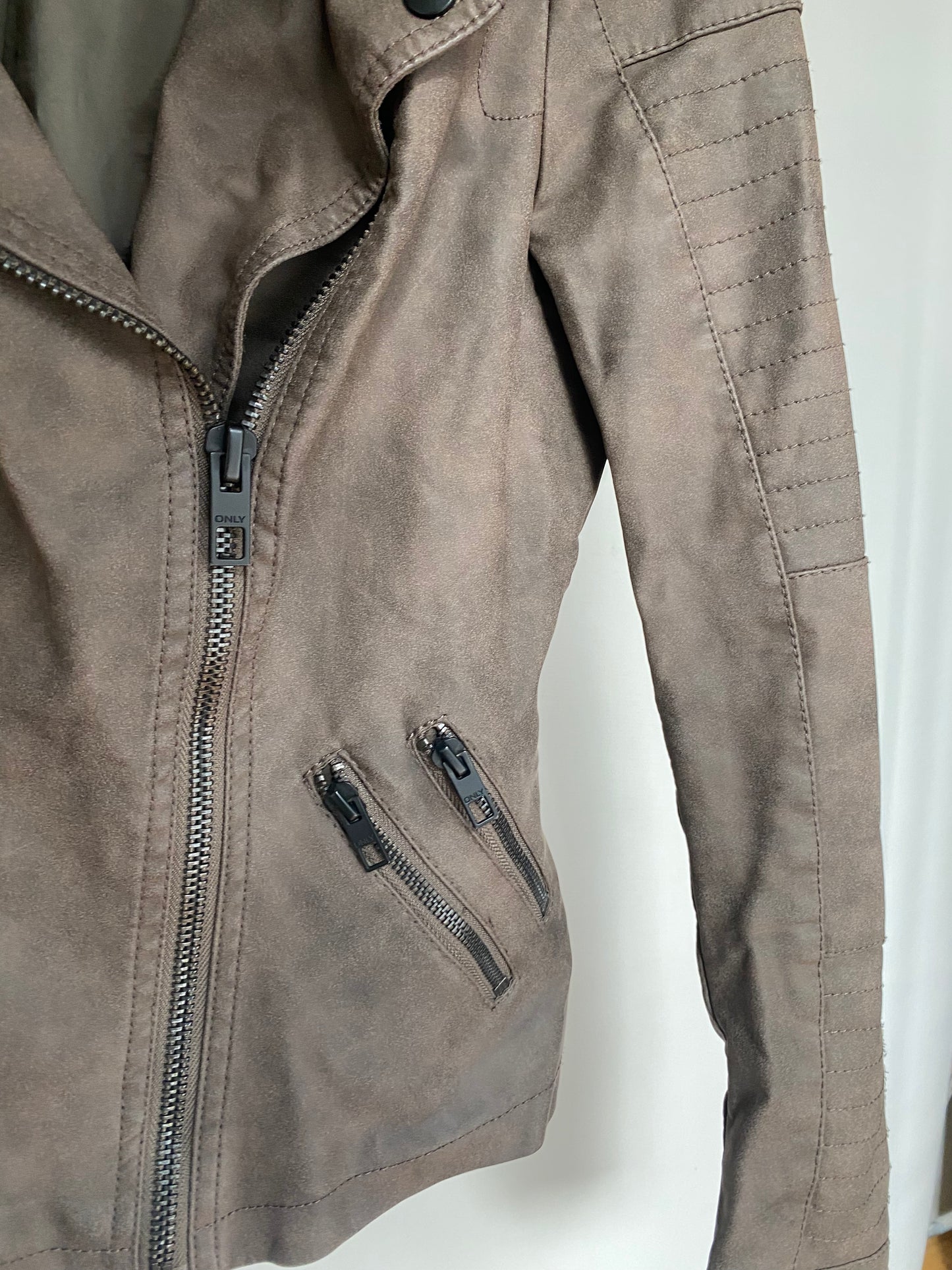 Pre-loved ONLY Biker Kunstlederjacke in grau-braun, XS, S