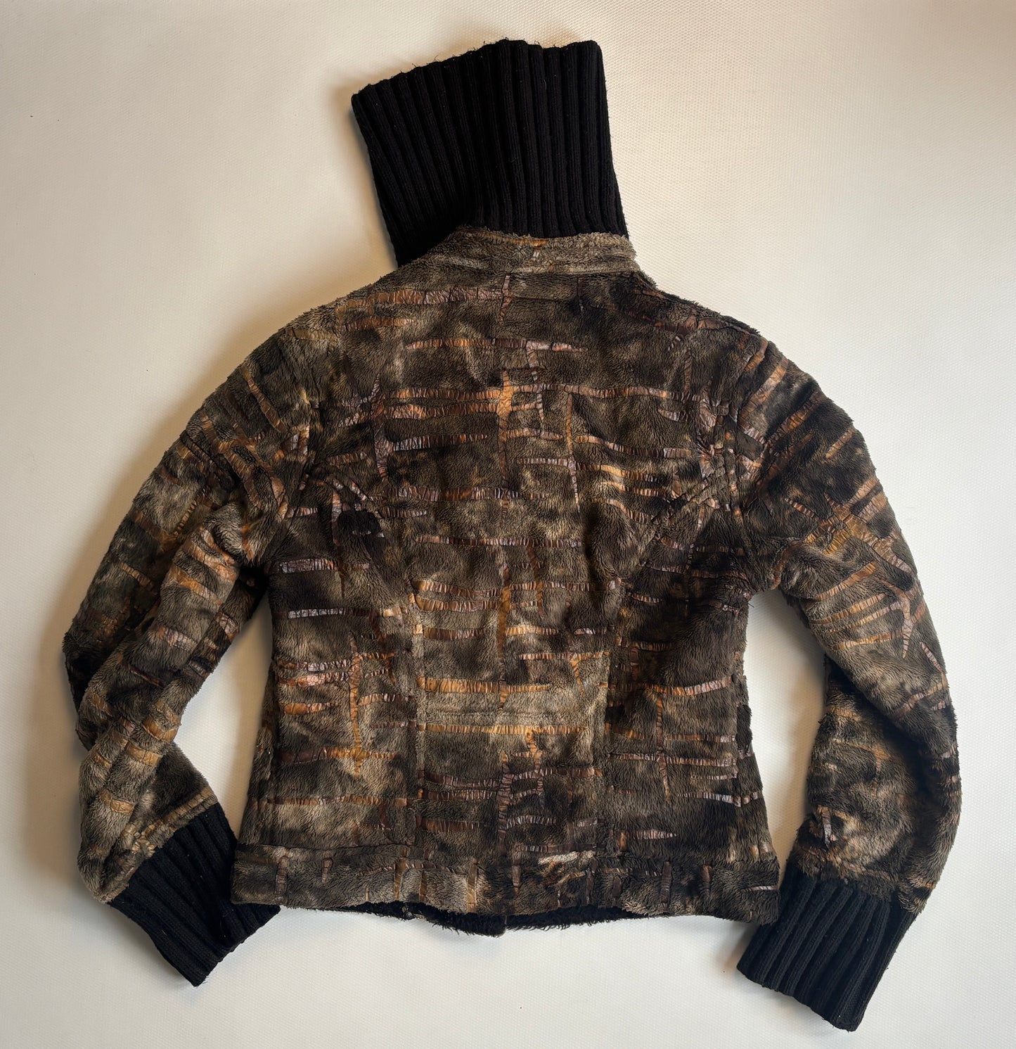 Cheshire asymmetrische Kunstfelljacke in braun schwarz mit Kragen, S